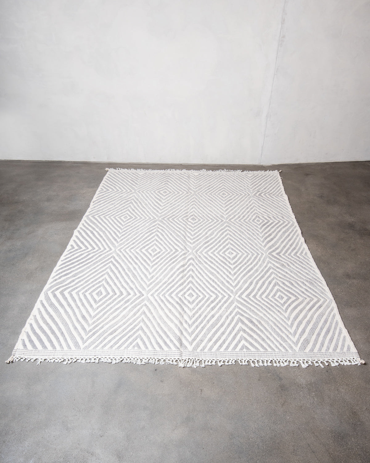 Modern, handcrafted Berber rug from Morocco. Flat-woven Kelim carpet in grey and white design. Made of 100% wool.